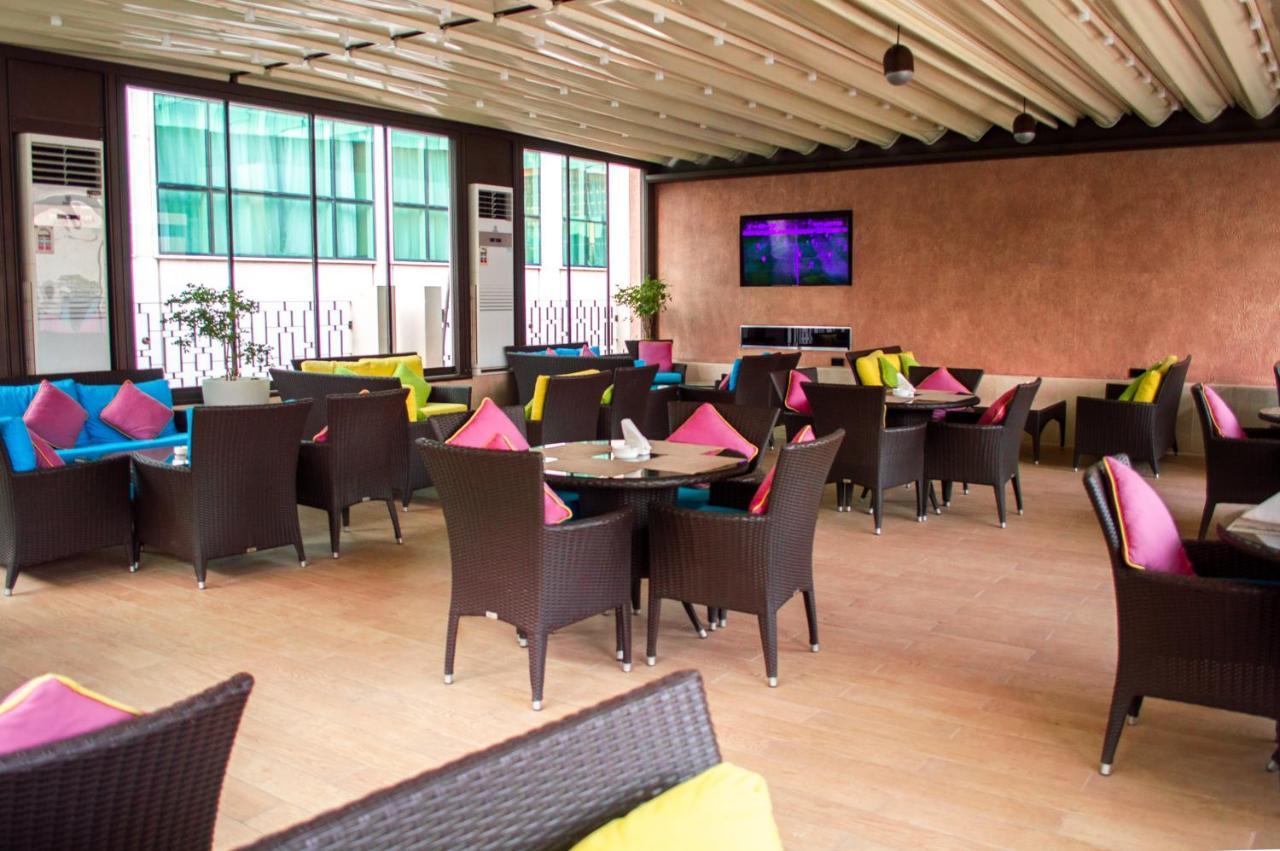 Crowne Plaza Jeddah By Ihg Hotel Kültér fotó The Sky Bar