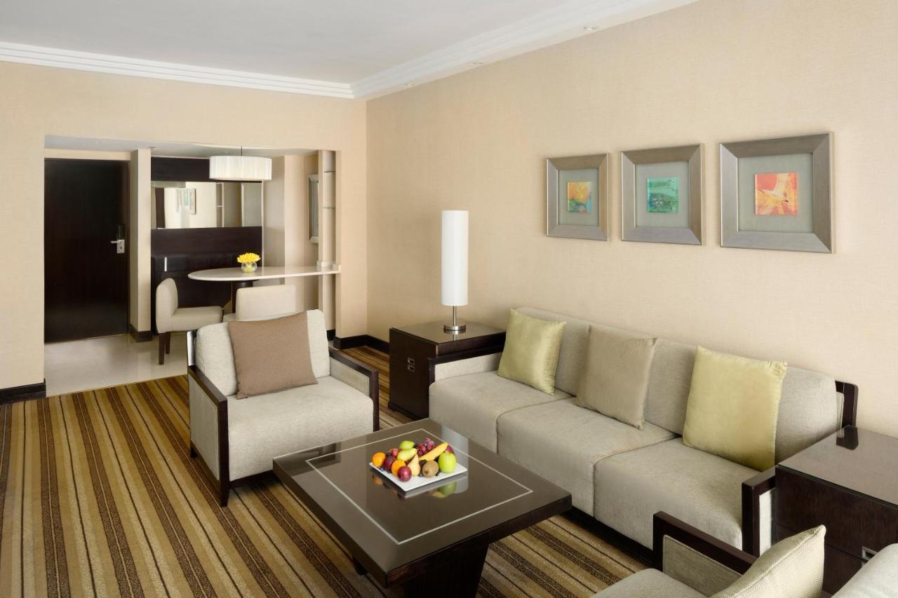 Crowne Plaza Jeddah By Ihg Hotel Kültér fotó A living room