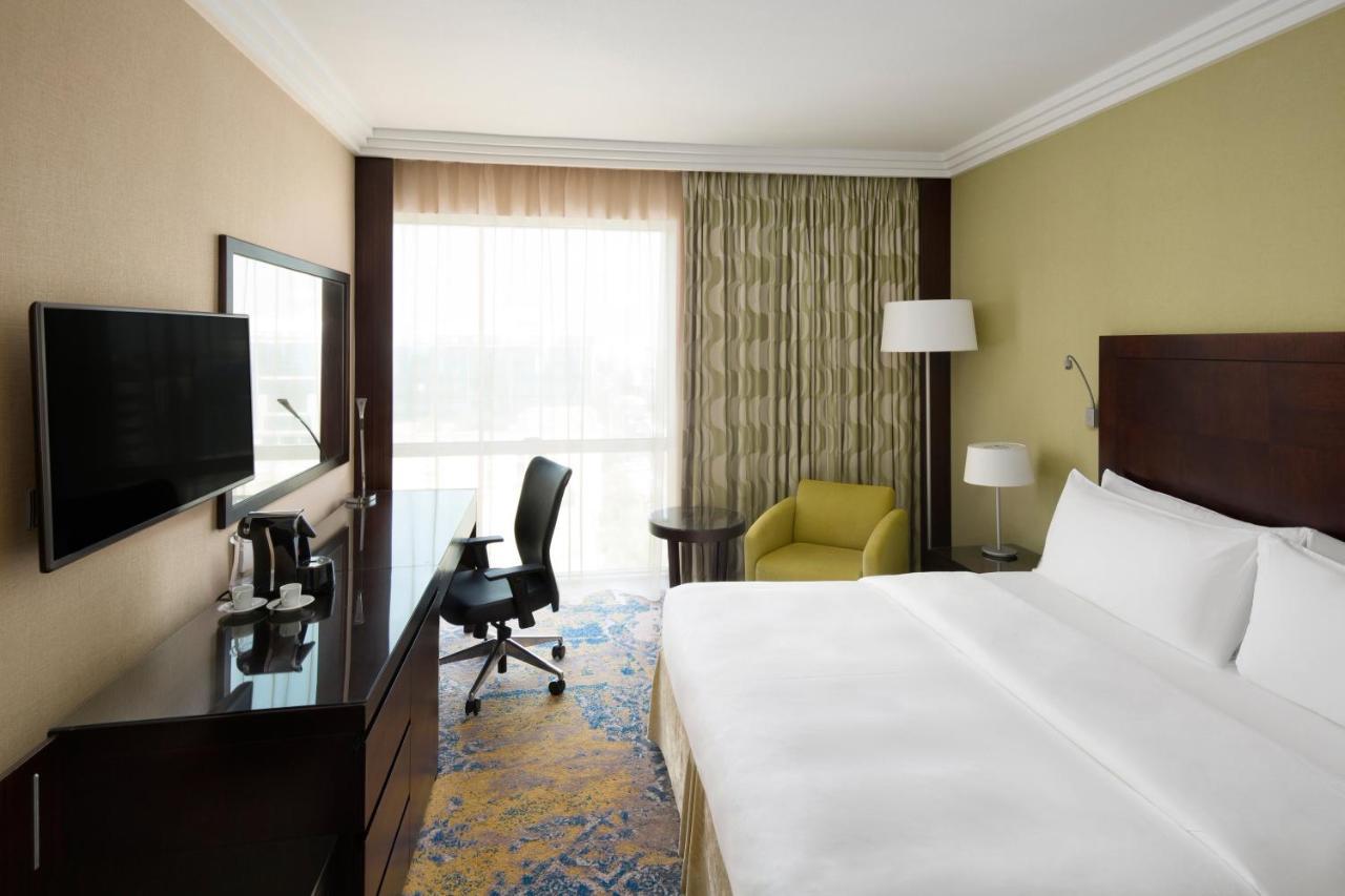 Crowne Plaza Jeddah By Ihg Hotel Kültér fotó A guest room at the Hilton Garden Inn