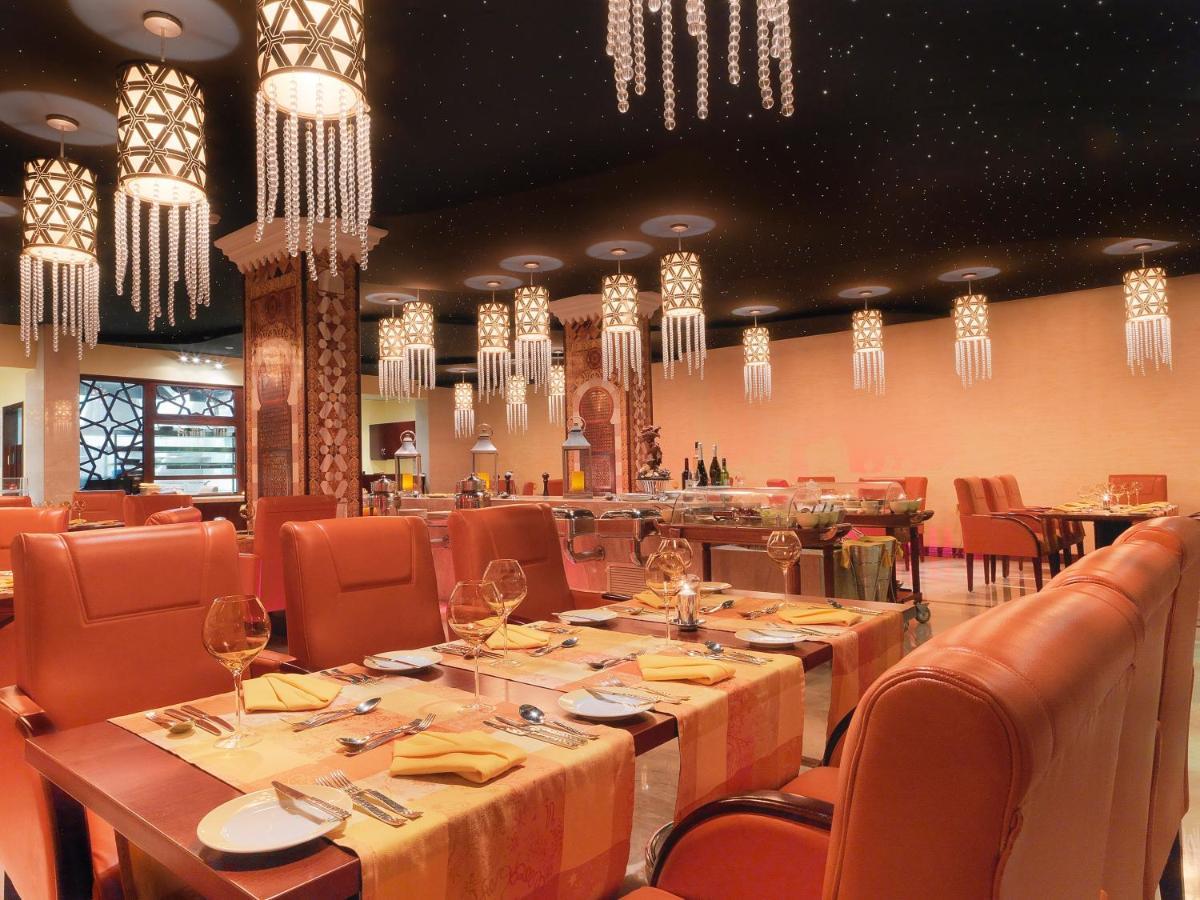 Crowne Plaza Jeddah By Ihg Hotel Kültér fotó The restaurant