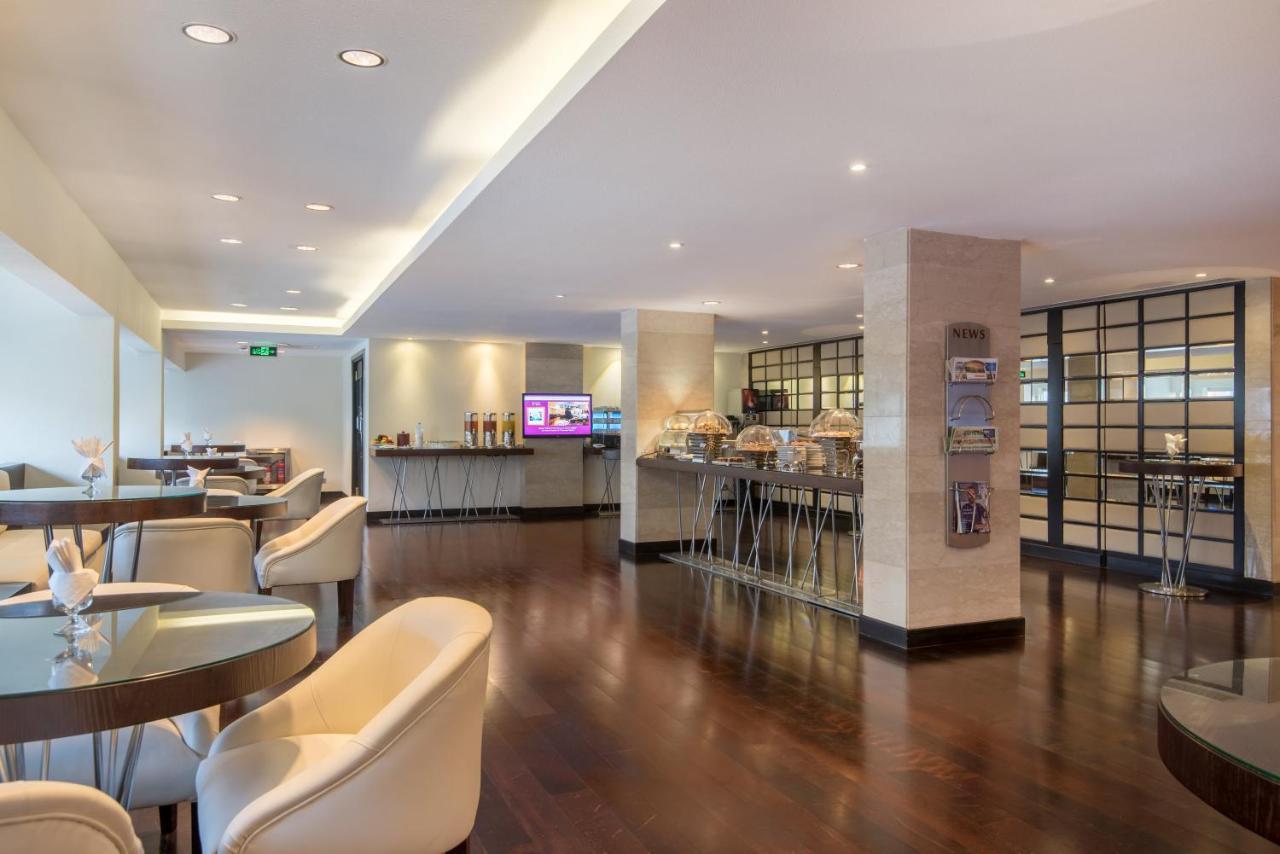 Crowne Plaza Jeddah By Ihg Hotel Kültér fotó The lounge at Paris-Orly Airport
