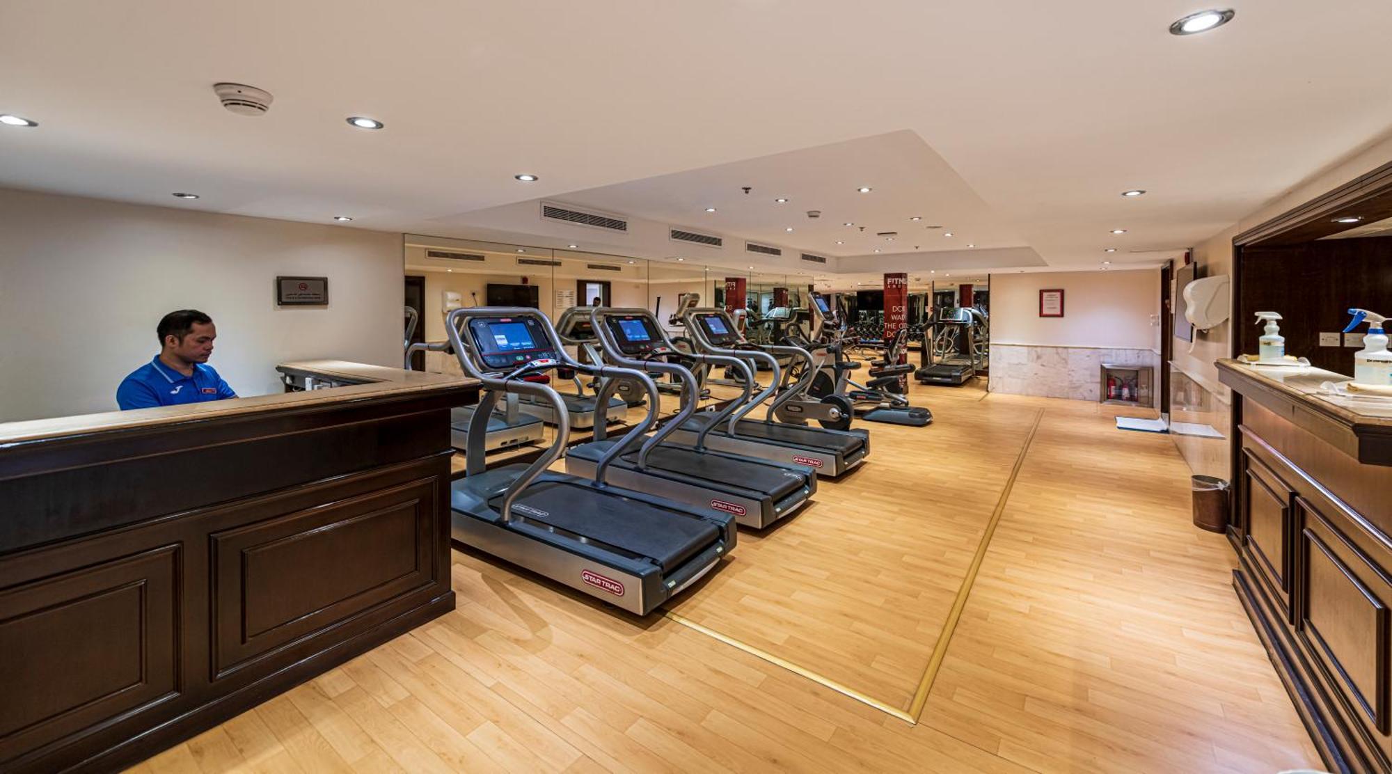 Crowne Plaza Jeddah By Ihg Hotel Kültér fotó The gym at the Taj Bengal