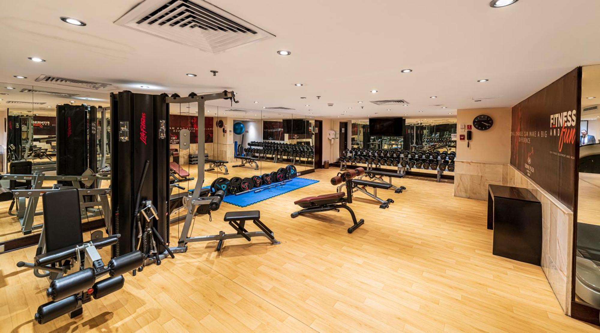 Crowne Plaza Jeddah By Ihg Hotel Kültér fotó The gym at the hotel